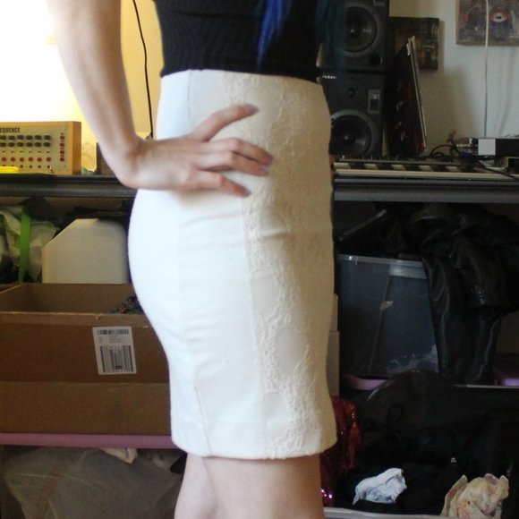2 for $20: UO White Lace High-Waisted Mini Skirt - Picture 5 of 5
